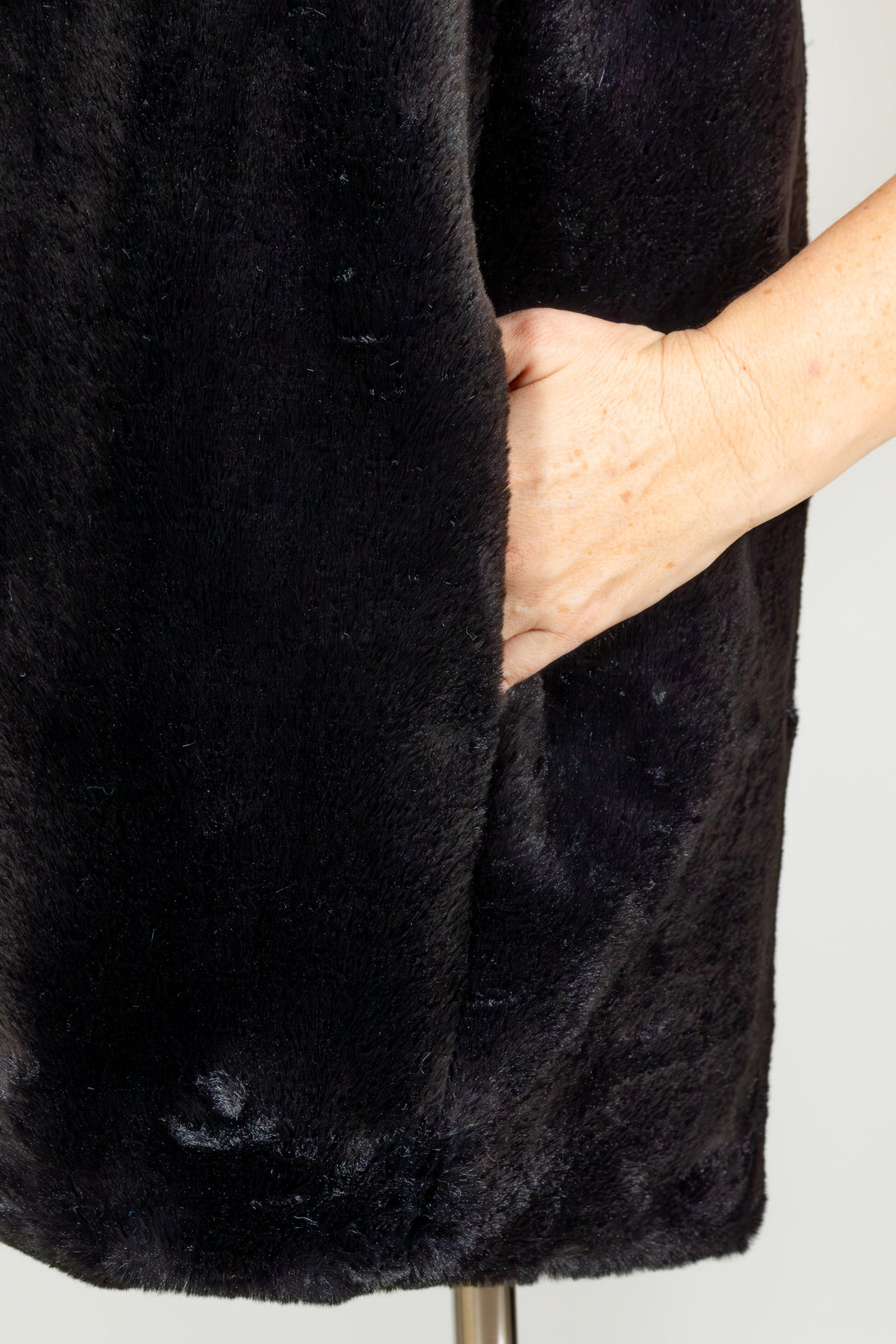 Capote-Lola-Hooded-Vest-FauxFur-Black