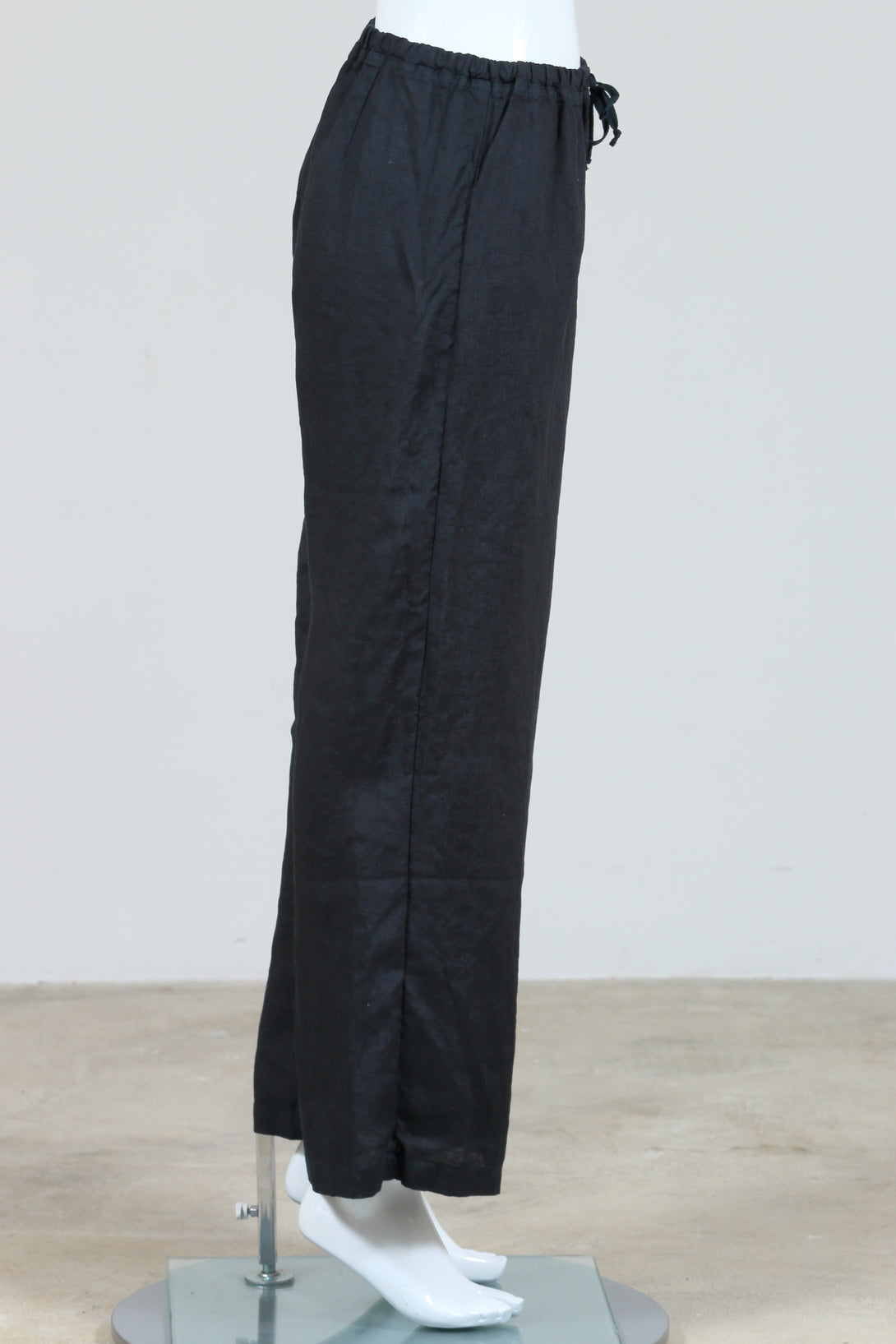 The CP Shades Jenn Pant is a loose fitting linen pant with a long, wide leg.