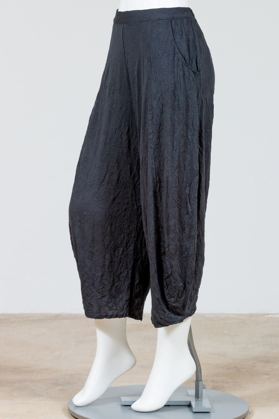 LIV-Habitat-Crinkle-Knit-Lantern-Pant-Black